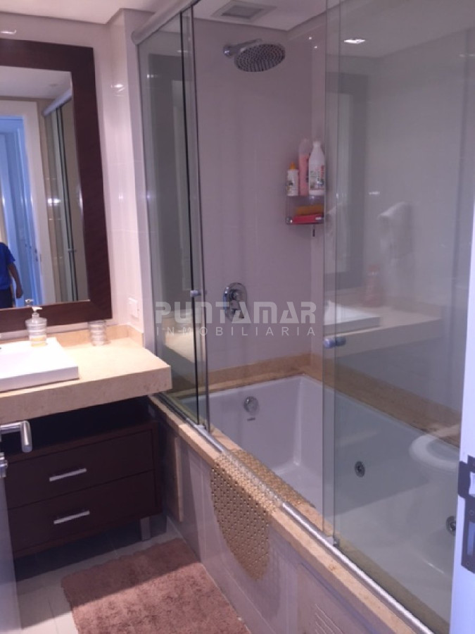 Apartamento ID.210135 - HERMOSO Y AMPLIO APARTAMENTO CON TERRAZA, VISTA HACIA EL BOSQUE Y MAR, EN UNA EXCELENTE TORRE DE CATEGORIA UBICADO EN PLAYA MANSA