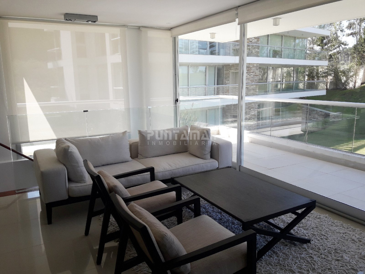 Apartamento ID.211707 - DUPLEX DE TRES DORMITORIOS, DOS TERRAZAS AMPLIAS , UNA DE ELLAS CON PARRILLERO PROPIO, UBICADO EN ZONA DE PLAYA BRAVA A METROS DEL MAR