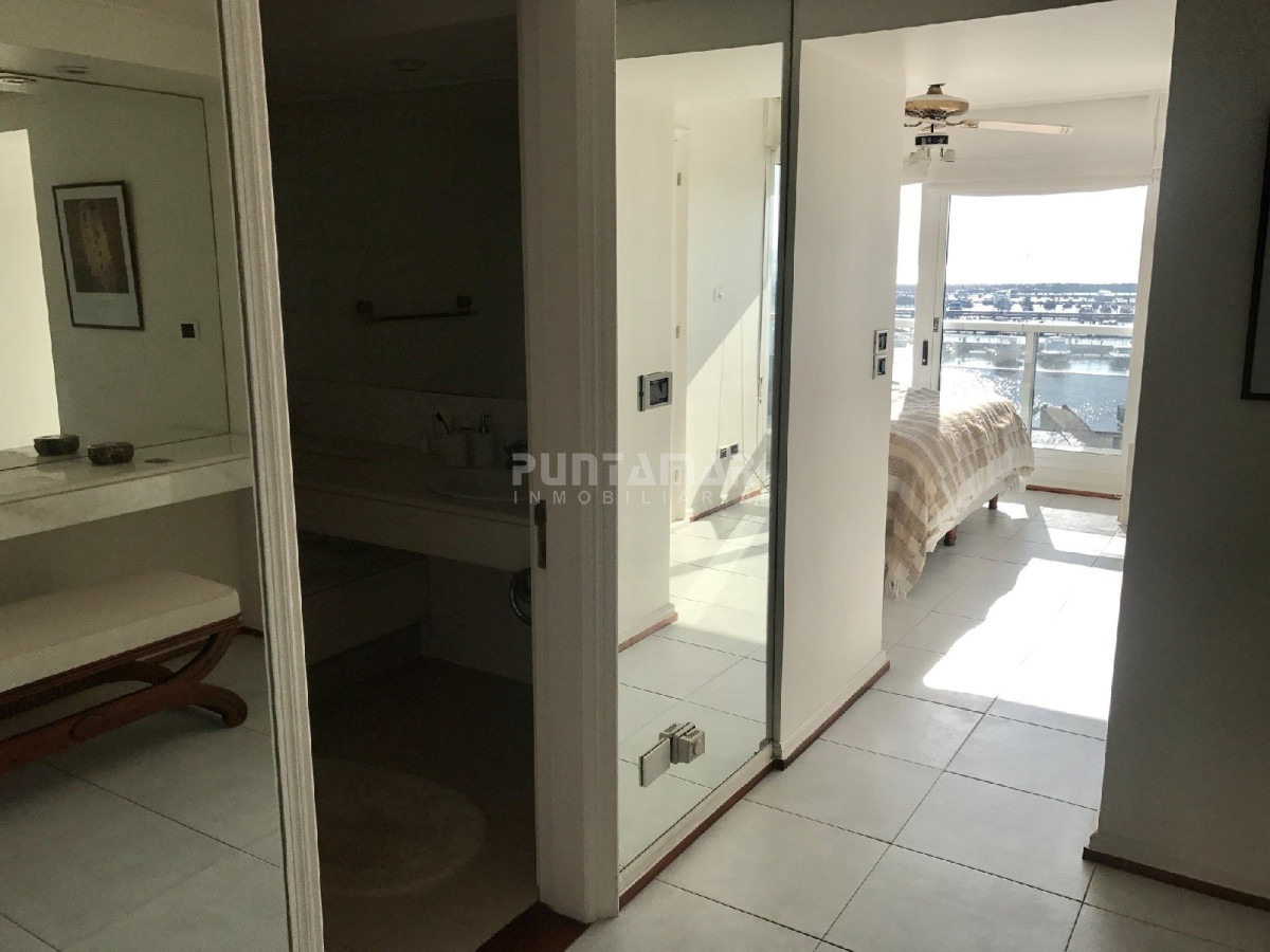 Apartamento ID.210198 - Muy bueno y amplio. Frente al puerto