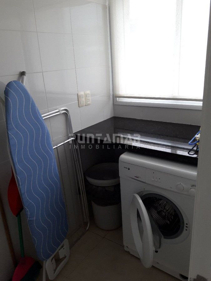 Apartamento ID.211699 - MUY LINDO APARTAMENTO FRENTE AL MAR, LIVING COMEDOR  AMPLIO CON  TERRAZA AL FRENTE Y PARRILLERO PROPIO.