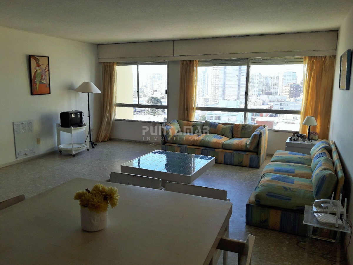 Apartamento ID.211785 - AMPLIO APARTAMENTO UBICADO EN ZONA DE PENÍNSULA, DOS DORMITORIOS , UNO EN SUITE , DOS BAÑOS , Y GARAGE
