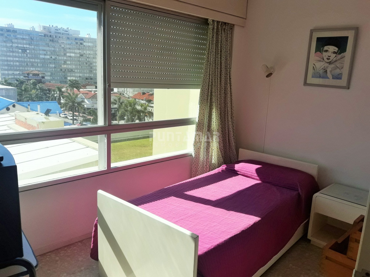 Apartamento ID.1409 - TORRE UBICADA EN PENÍNSULA, AMPLIO LIVING COMEDOR , SON TRES DORMITORIOS, DOS BAÑOS, COCINA Y GARAGE 