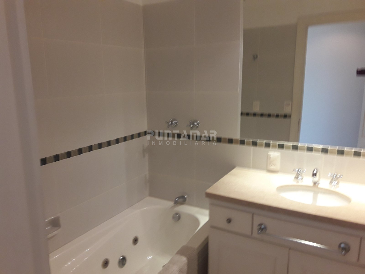Apartamento ID.211699 - MUY LINDO APARTAMENTO FRENTE AL MAR, LIVING COMEDOR  AMPLIO CON  TERRAZA AL FRENTE Y PARRILLERO PROPIO.