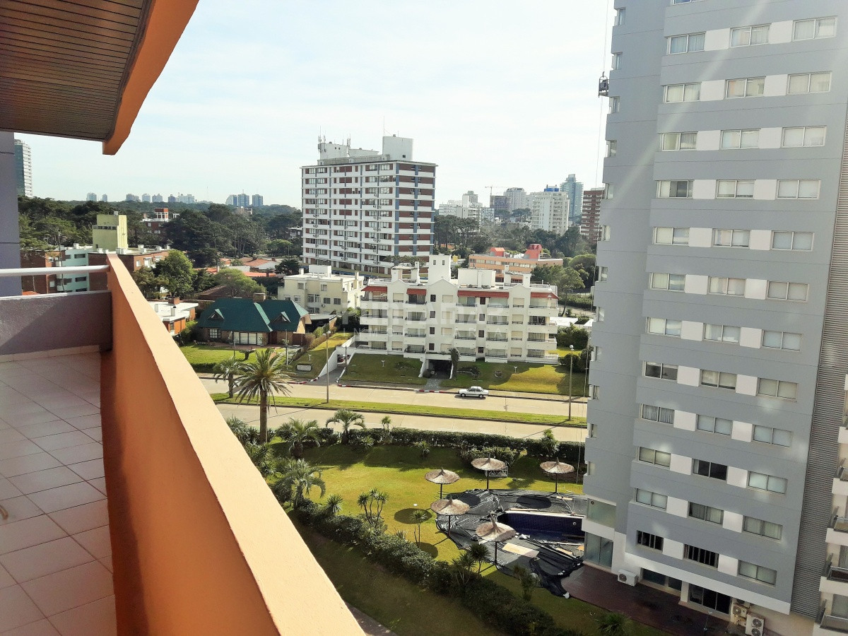 Apartamento ID.211838 - MUY LINDO APARTAMENTO , PISO ALTO CON VISTA LATERAL HACIA PLAYA BRAVA, LIVING COMEDOR CON ACCESO A TERRAZA AMPLIA Y LUMINOSA.