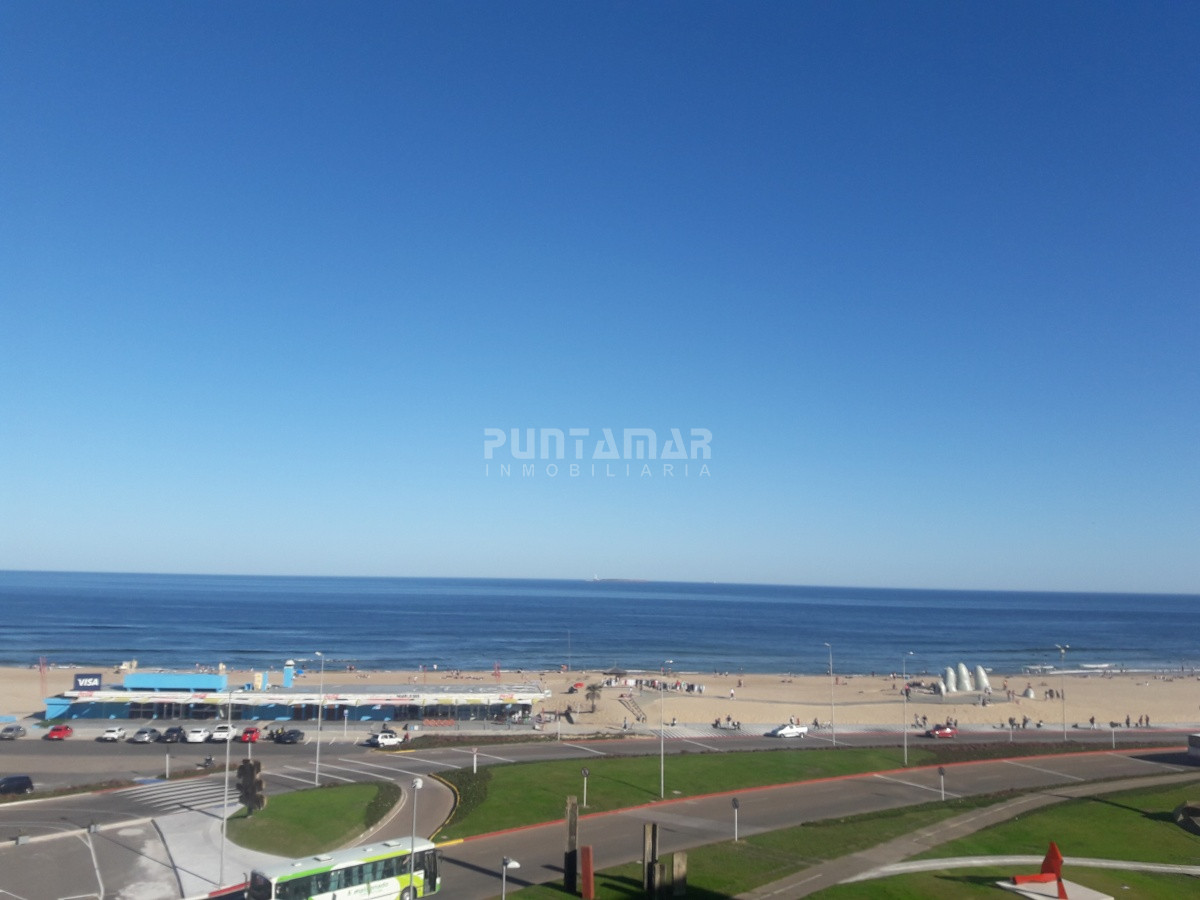 Apartamento ID.210213 - IMPORTANTE DEPARTAMENTO DE 3 DORMITORIOS EN SUITE CON VISTA AL MAR EN EDIFICIO DE GRAN CATEGORIA 