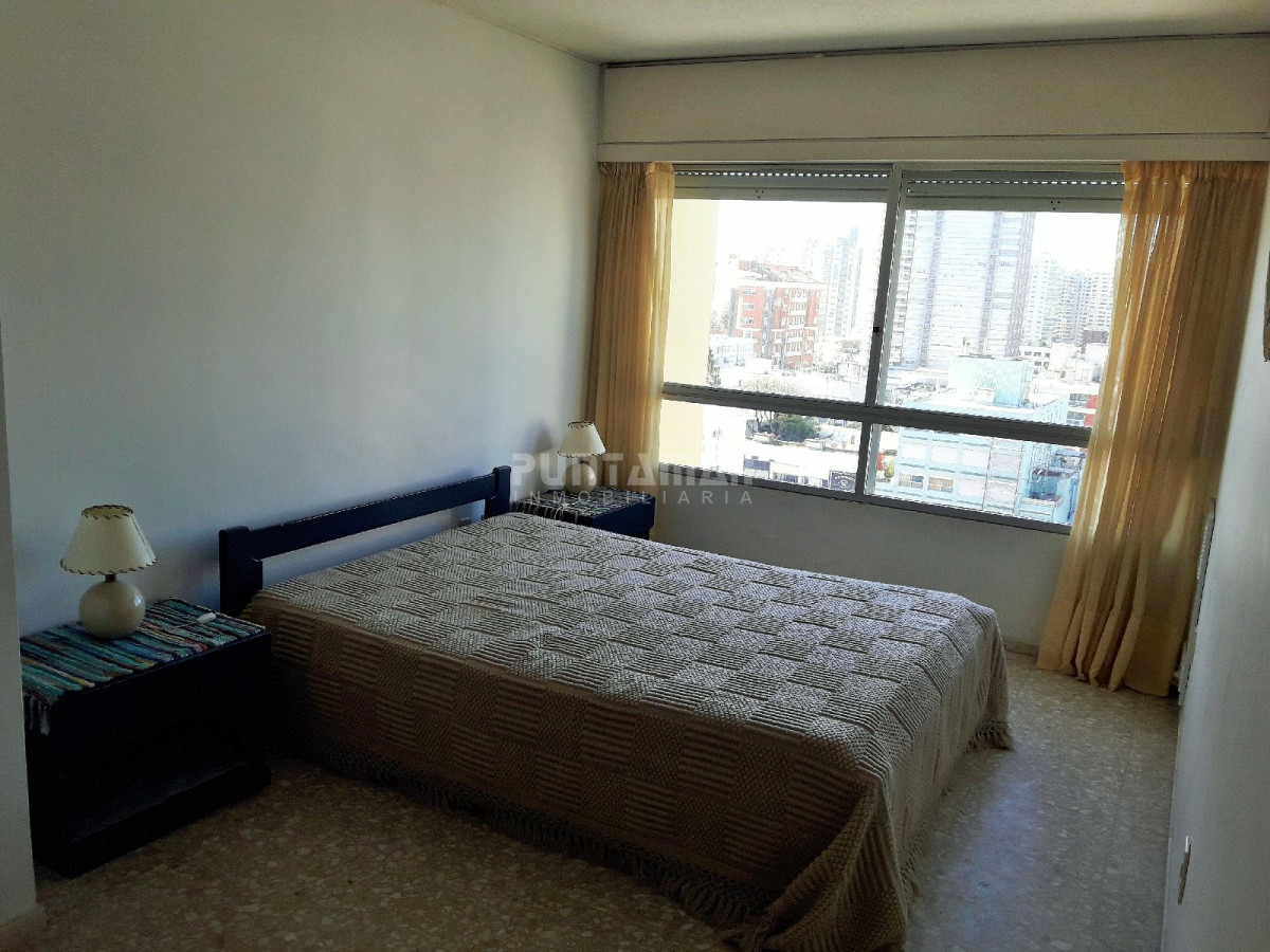 Apartamento ID.211785 - AMPLIO APARTAMENTO UBICADO EN ZONA DE PENÍNSULA, DOS DORMITORIOS , UNO EN SUITE , DOS BAÑOS , Y GARAGE