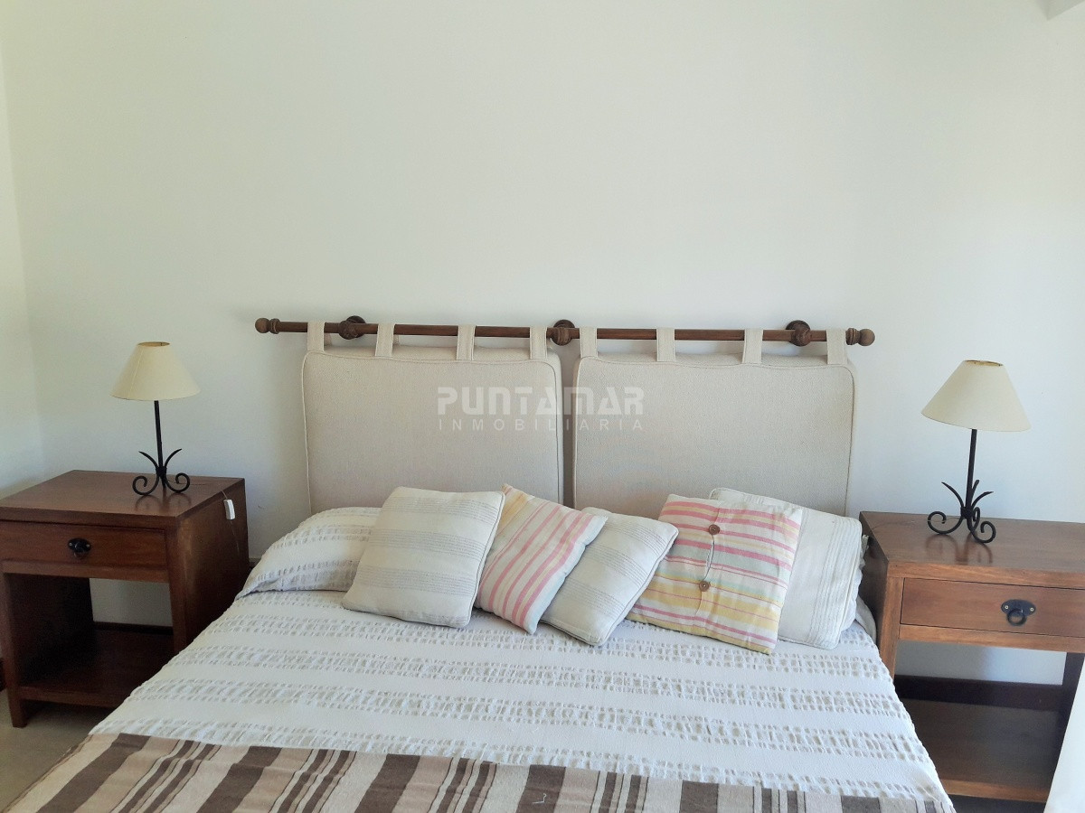 Apartamento ID.211898 - APARTAMENTO EN ALQUILER CERCA DE PLAYA BRAVA, DOS DORMITORIOS, TERRAZA COMODA CON PARRILLERO PROPIO, PISCINA DE USO COMUN , COCHERA Y PORTERIA.