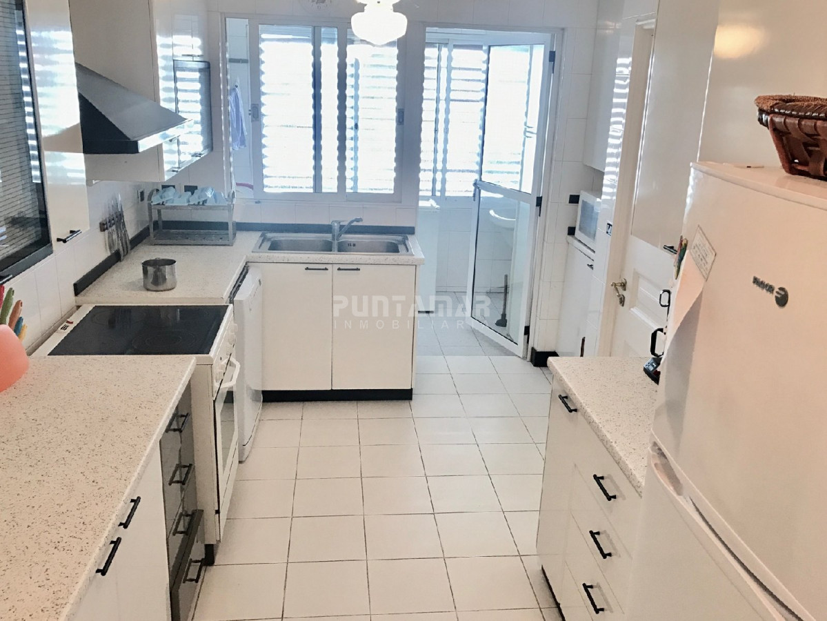 Apartamento ID.210198 - Muy bueno y amplio. Frente al puerto
