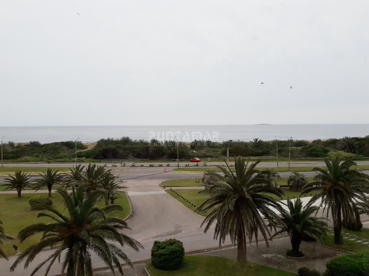 Apartamento ID.211699 - MUY LINDO APARTAMENTO FRENTE AL MAR, LIVING COMEDOR  AMPLIO CON  TERRAZA AL FRENTE Y PARRILLERO PROPIO.