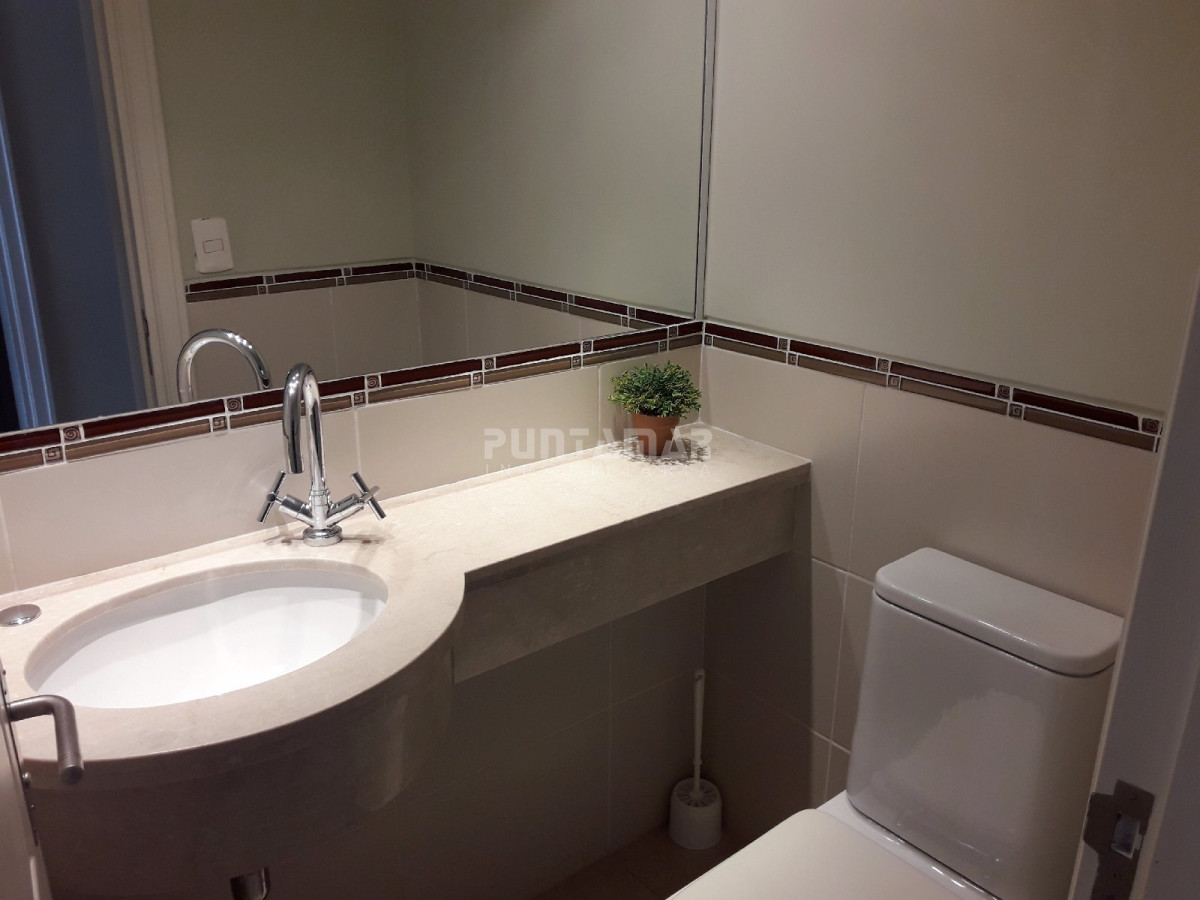 Apartamento ID.211699 - MUY LINDO APARTAMENTO FRENTE AL MAR, LIVING COMEDOR  AMPLIO CON  TERRAZA AL FRENTE Y PARRILLERO PROPIO.