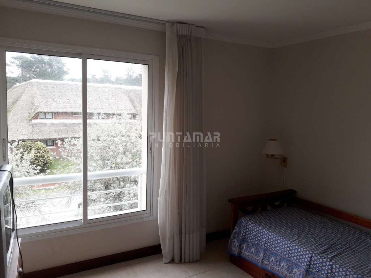 Apartamento ID.211699 - MUY LINDO APARTAMENTO FRENTE AL MAR, LIVING COMEDOR  AMPLIO CON  TERRAZA AL FRENTE Y PARRILLERO PROPIO.
