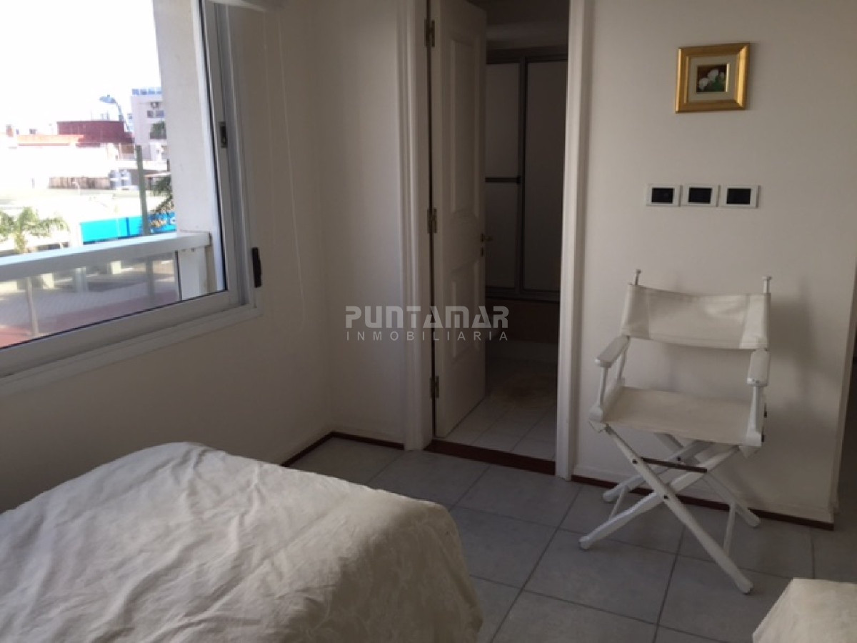 Apartamento ID.210198 - Muy bueno y amplio. Frente al puerto