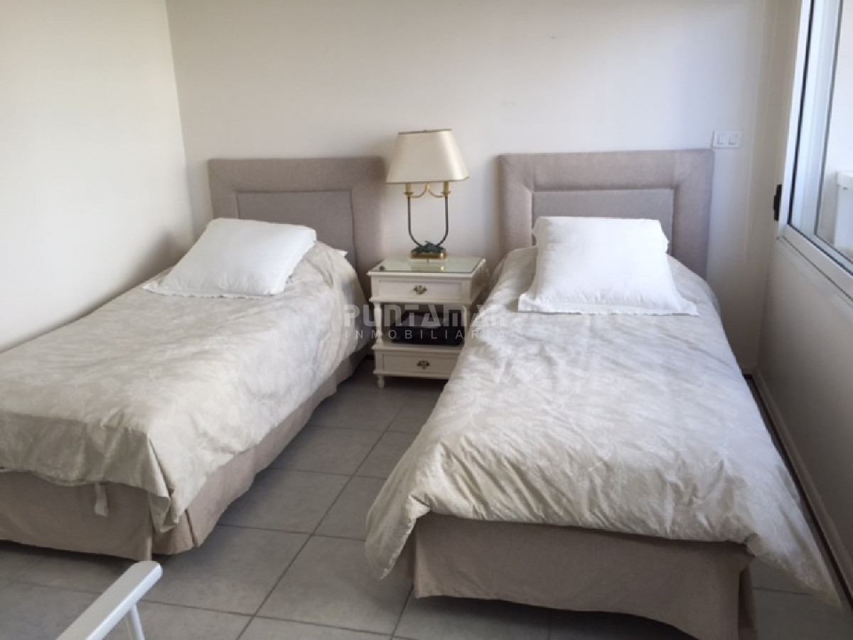 Apartamento ID.210198 - Muy bueno y amplio. Frente al puerto