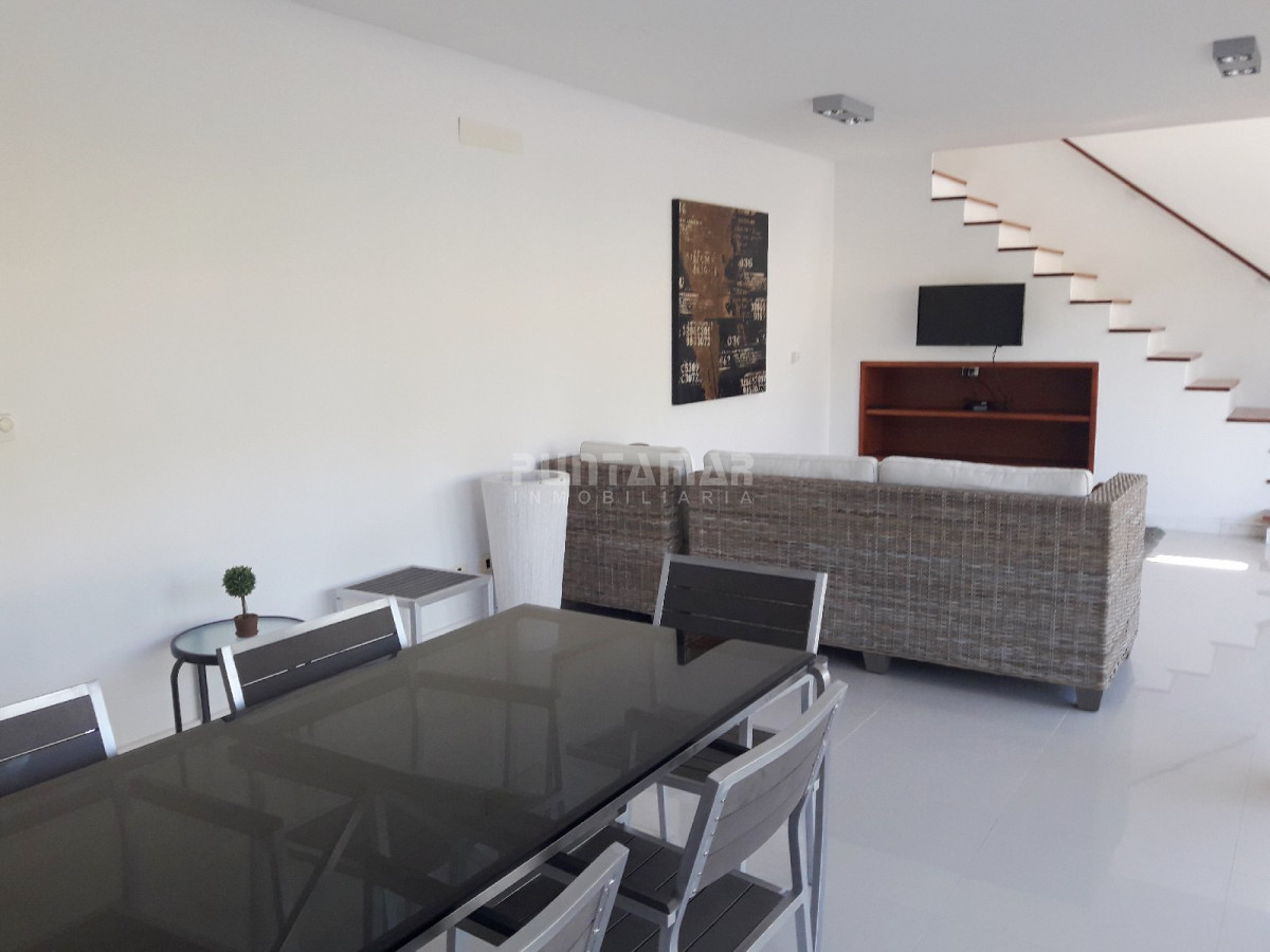 Apartamento ID.211707 - DUPLEX DE TRES DORMITORIOS, DOS TERRAZAS AMPLIAS , UNA DE ELLAS CON PARRILLERO PROPIO, UBICADO EN ZONA DE PLAYA BRAVA A METROS DEL MAR