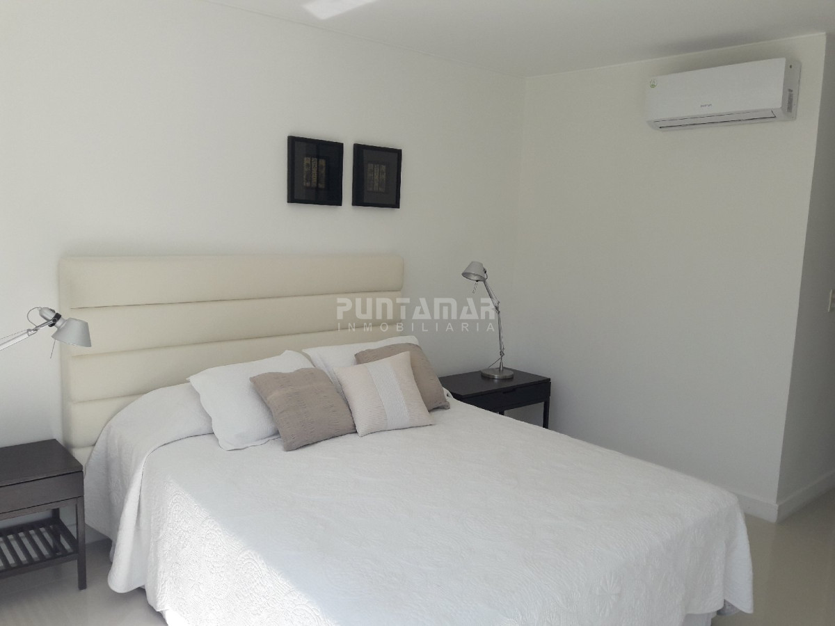 Apartamento ID.211707 - DUPLEX DE TRES DORMITORIOS, DOS TERRAZAS AMPLIAS , UNA DE ELLAS CON PARRILLERO PROPIO, UBICADO EN ZONA DE PLAYA BRAVA A METROS DEL MAR