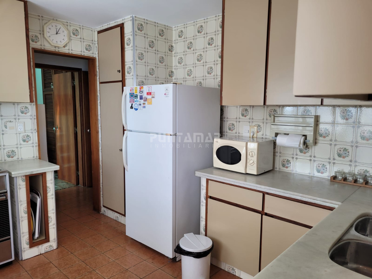 Apartamento ID.2117 - APARTAMENTO FRENTE AL MAR EN PLAYA MANSA, PISO ALTO CON TERRAZA AL FRENTE Y UNA VISTA INCREIBLE.