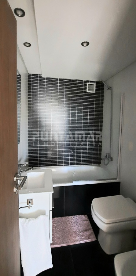 Apartamento ID.211992 - Departamento de 2 dormitorios con dependencia en Edificio de categoría