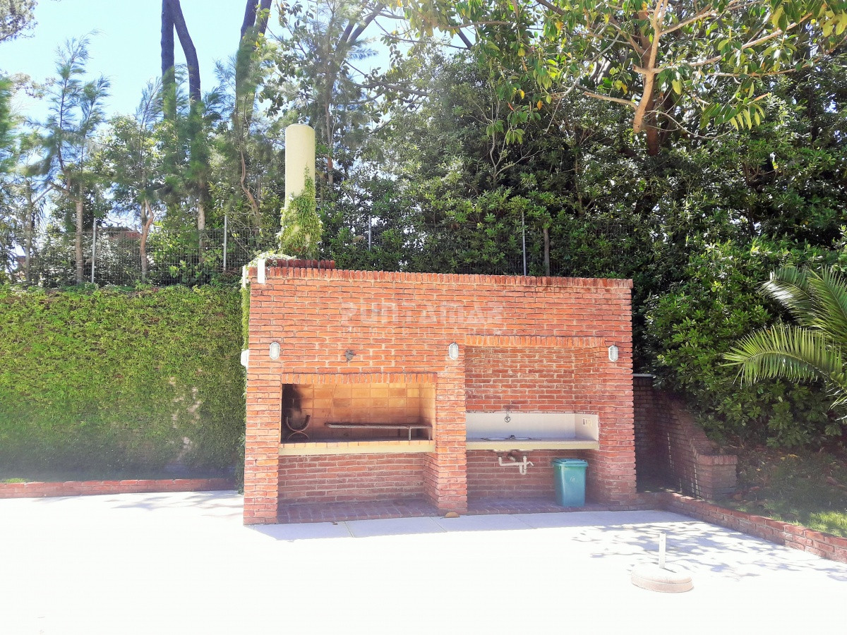 Apartamento ID.211898 - APARTAMENTO EN ALQUILER CERCA DE PLAYA BRAVA, DOS DORMITORIOS, TERRAZA COMODA CON PARRILLERO PROPIO, PISCINA DE USO COMUN , COCHERA Y PORTERIA.