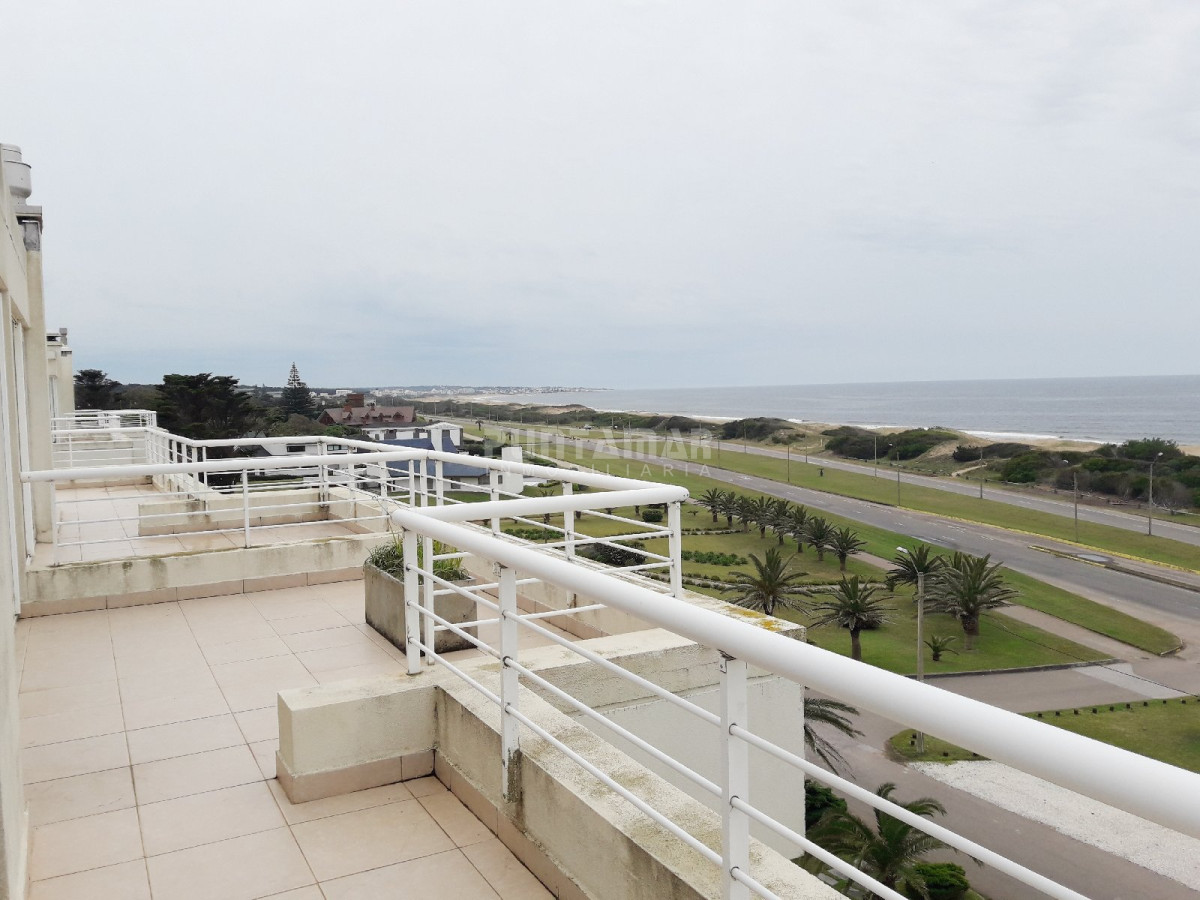 Apartamento ID.211700 - DIVINO PENTHOUSE SOBRE LA PLAYA BRAVA FRENTE AL MAR, TERRAZA DE USO EXCLUSIVO CON UN LIVING COMEDOR AMPLIO Y PARRILLERO PROPIO