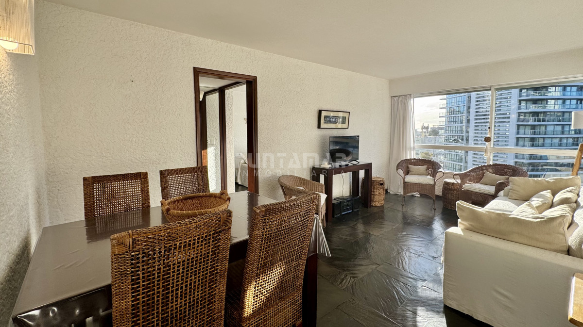 Apartamento ID.213542 - HERMOSO APARTAMENTO DE 1 DORMITORIO PRIMERA AL MAR LINEA EN PUNTA DEL ESTE 