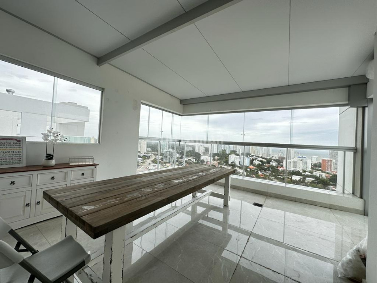 Apartamento ID.213175 - ALQUILER ESPECTACULAR PENTHOUSE EN TORRE DE CATEGORÍA EN PUNTA DEL ESTE 