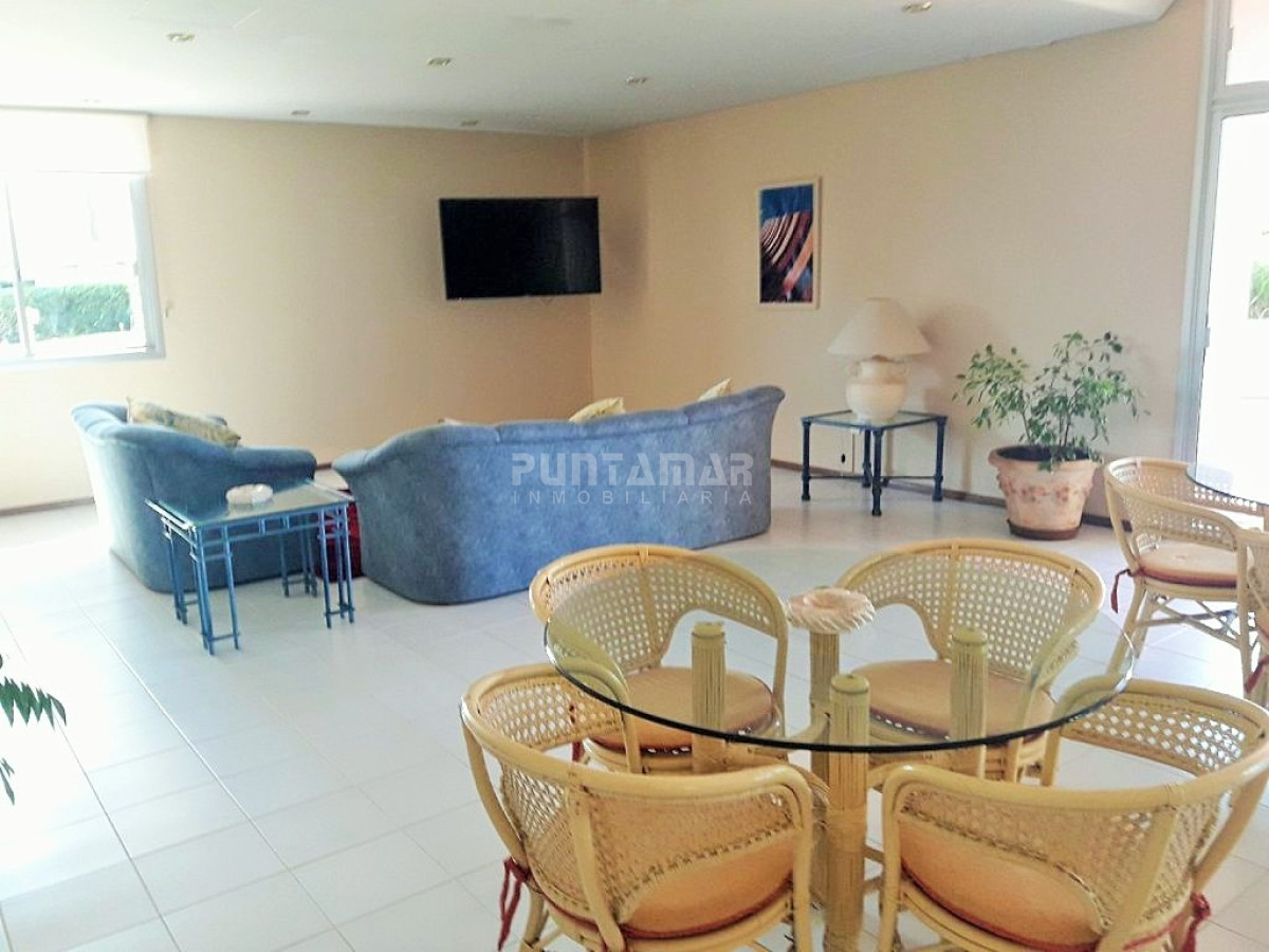 Apartamento ID.211838 - MUY LINDO APARTAMENTO , PISO ALTO CON VISTA LATERAL HACIA PLAYA BRAVA, LIVING COMEDOR CON ACCESO A TERRAZA AMPLIA Y LUMINOSA.