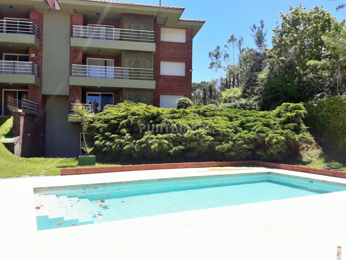 Apartamento ID.211898 - APARTAMENTO EN ALQUILER CERCA DE PLAYA BRAVA, DOS DORMITORIOS, TERRAZA COMODA CON PARRILLERO PROPIO, PISCINA DE USO COMUN , COCHERA Y PORTERIA.
