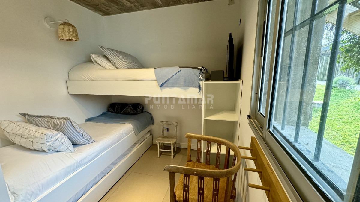 Apartamento ID.213400 - TRIPLEX RECICLADO DE 3 DORMITORIOS A METROS DEL MAR EN LA BARRA - MONTOYA