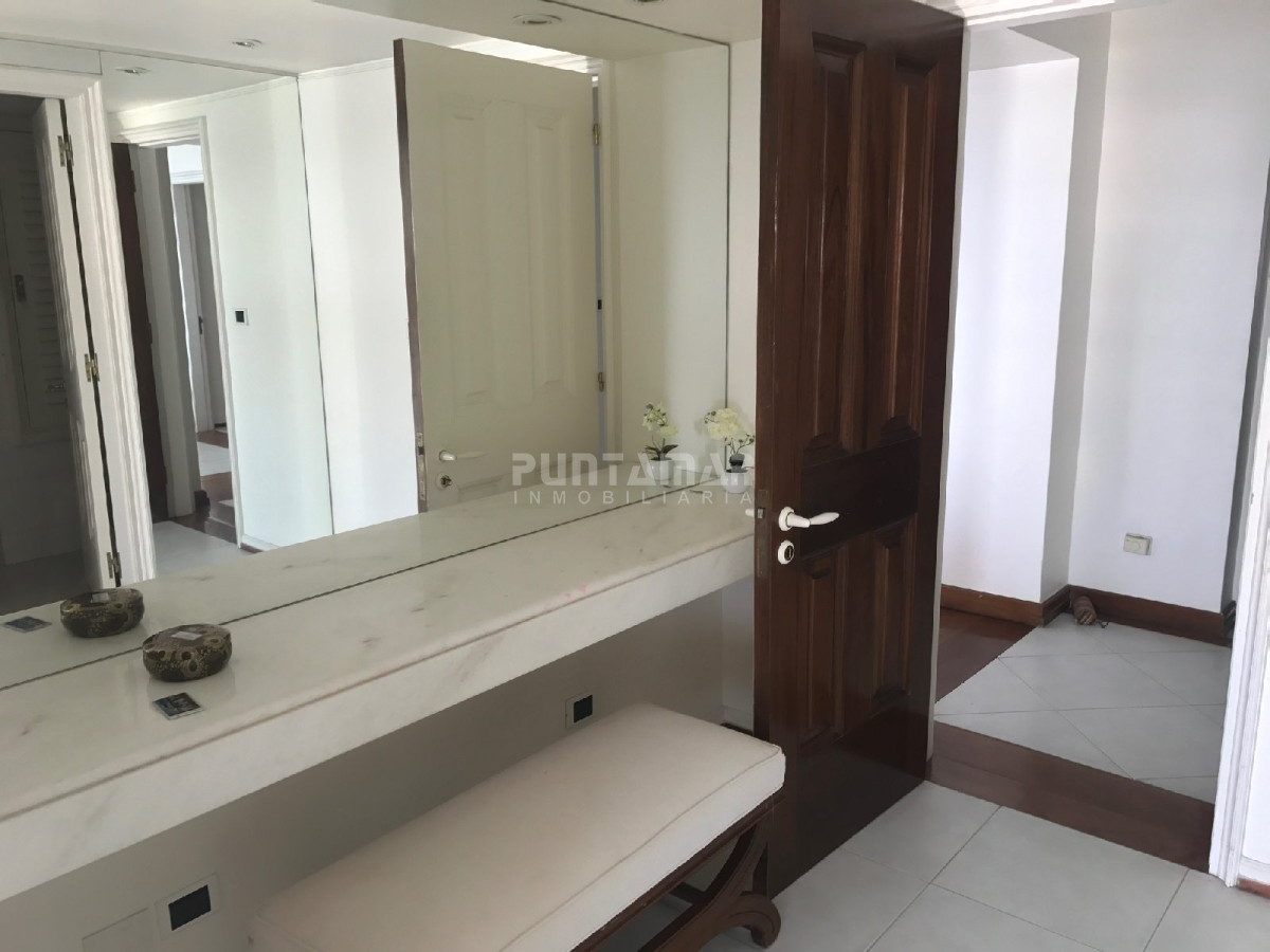 Apartamento ID.210198 - Muy bueno y amplio. Frente al puerto