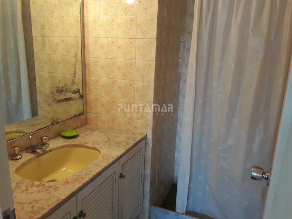 Apartamento ID.211785 - AMPLIO APARTAMENTO UBICADO EN ZONA DE PENÍNSULA, DOS DORMITORIOS , UNO EN SUITE , DOS BAÑOS , Y GARAGE