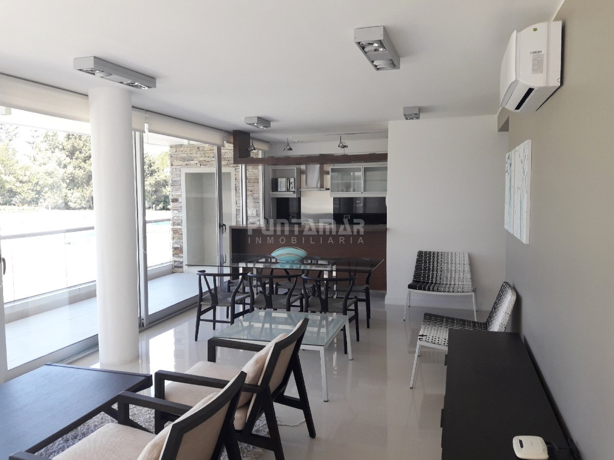 Apartamento ID.211707 - DUPLEX DE TRES DORMITORIOS, DOS TERRAZAS AMPLIAS , UNA DE ELLAS CON PARRILLERO PROPIO, UBICADO EN ZONA DE PLAYA BRAVA A METROS DEL MAR
