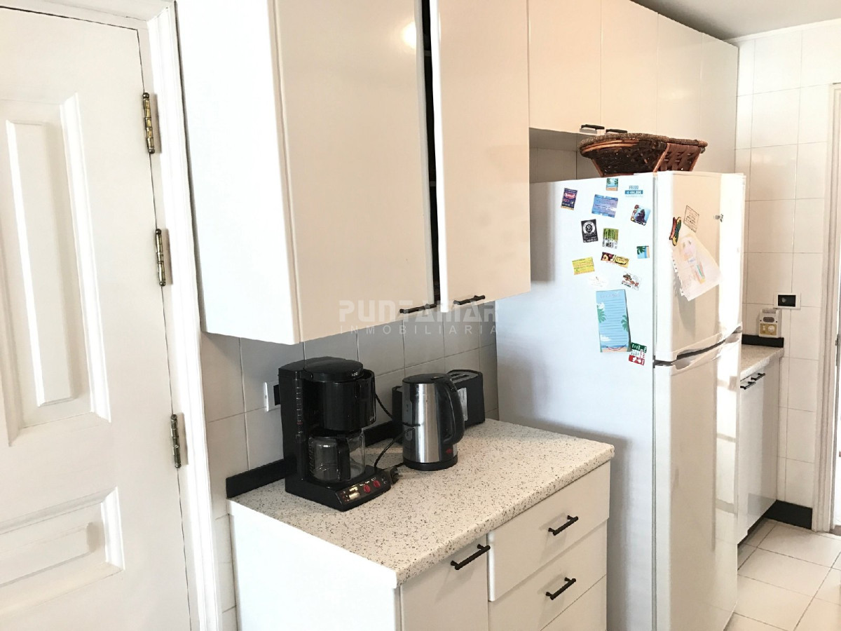 Apartamento ID.210198 - Muy bueno y amplio. Frente al puerto