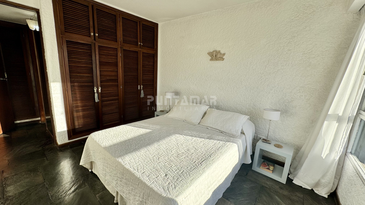 Apartamento ID.213542 - HERMOSO APARTAMENTO DE 1 DORMITORIO PRIMERA AL MAR LINEA EN PUNTA DEL ESTE 