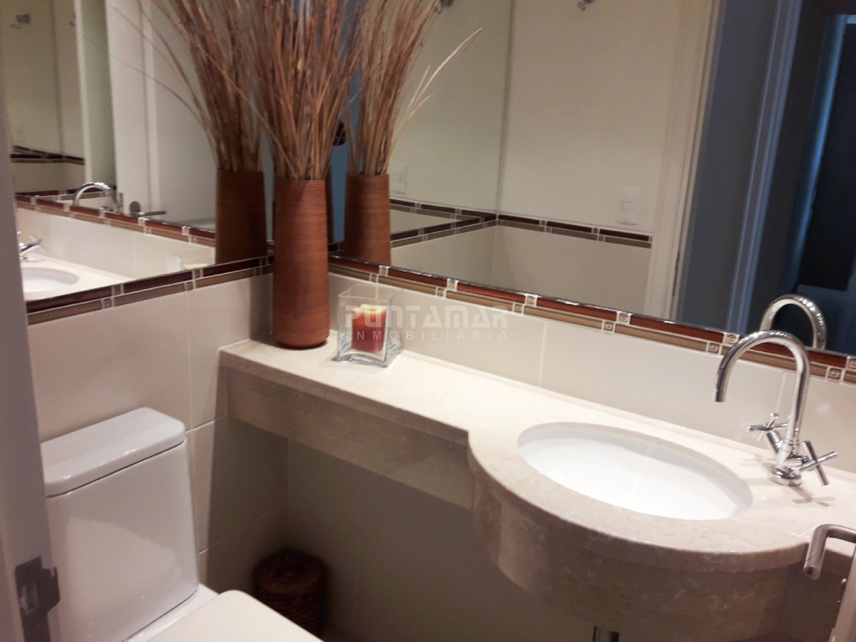 Apartamento ID.211700 - DIVINO PENTHOUSE SOBRE LA PLAYA BRAVA FRENTE AL MAR, TERRAZA DE USO EXCLUSIVO CON UN LIVING COMEDOR AMPLIO Y PARRILLERO PROPIO