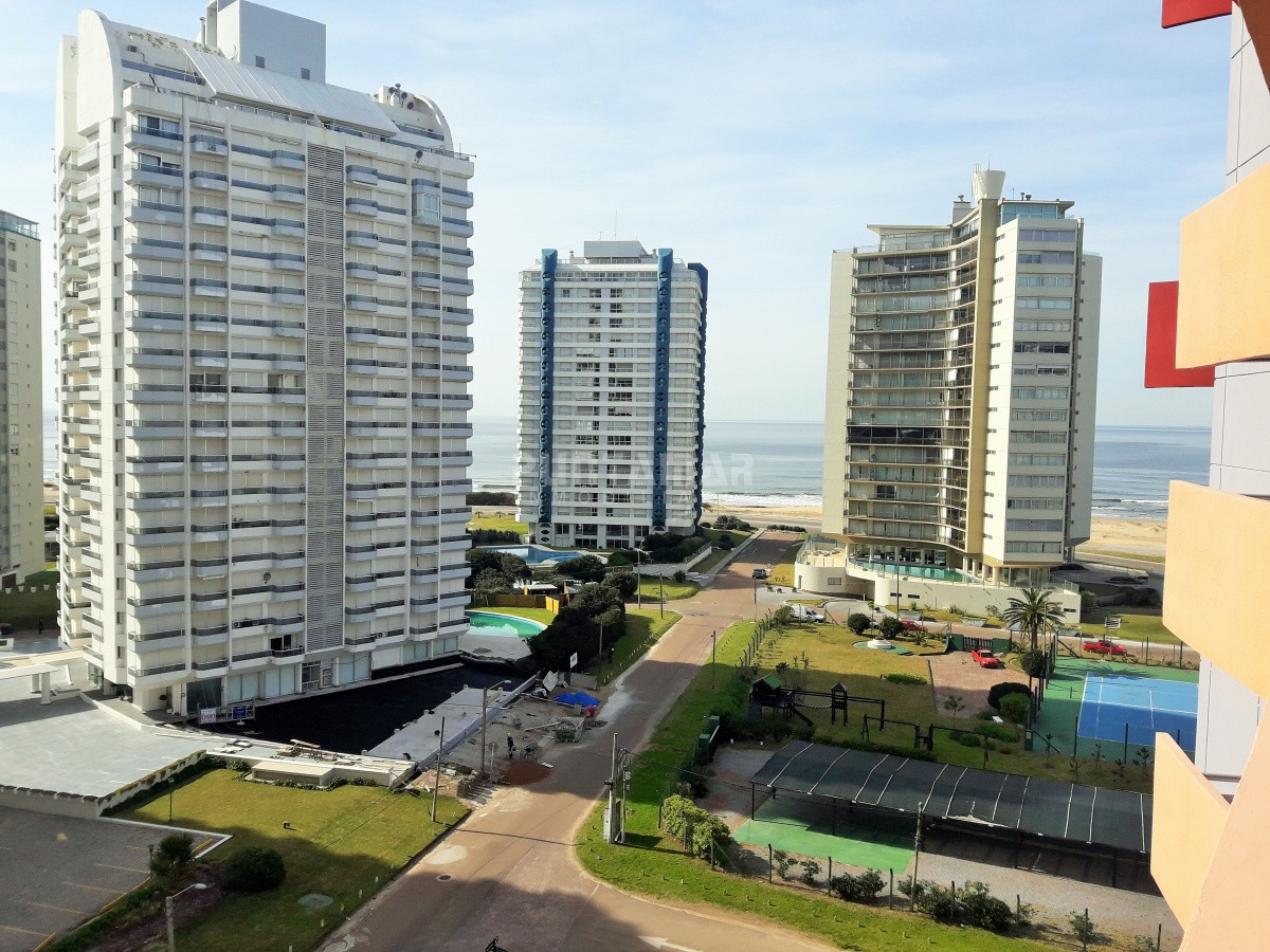 Apartamento ID.211838 - MUY LINDO APARTAMENTO , PISO ALTO CON VISTA LATERAL HACIA PLAYA BRAVA, LIVING COMEDOR CON ACCESO A TERRAZA AMPLIA Y LUMINOSA.