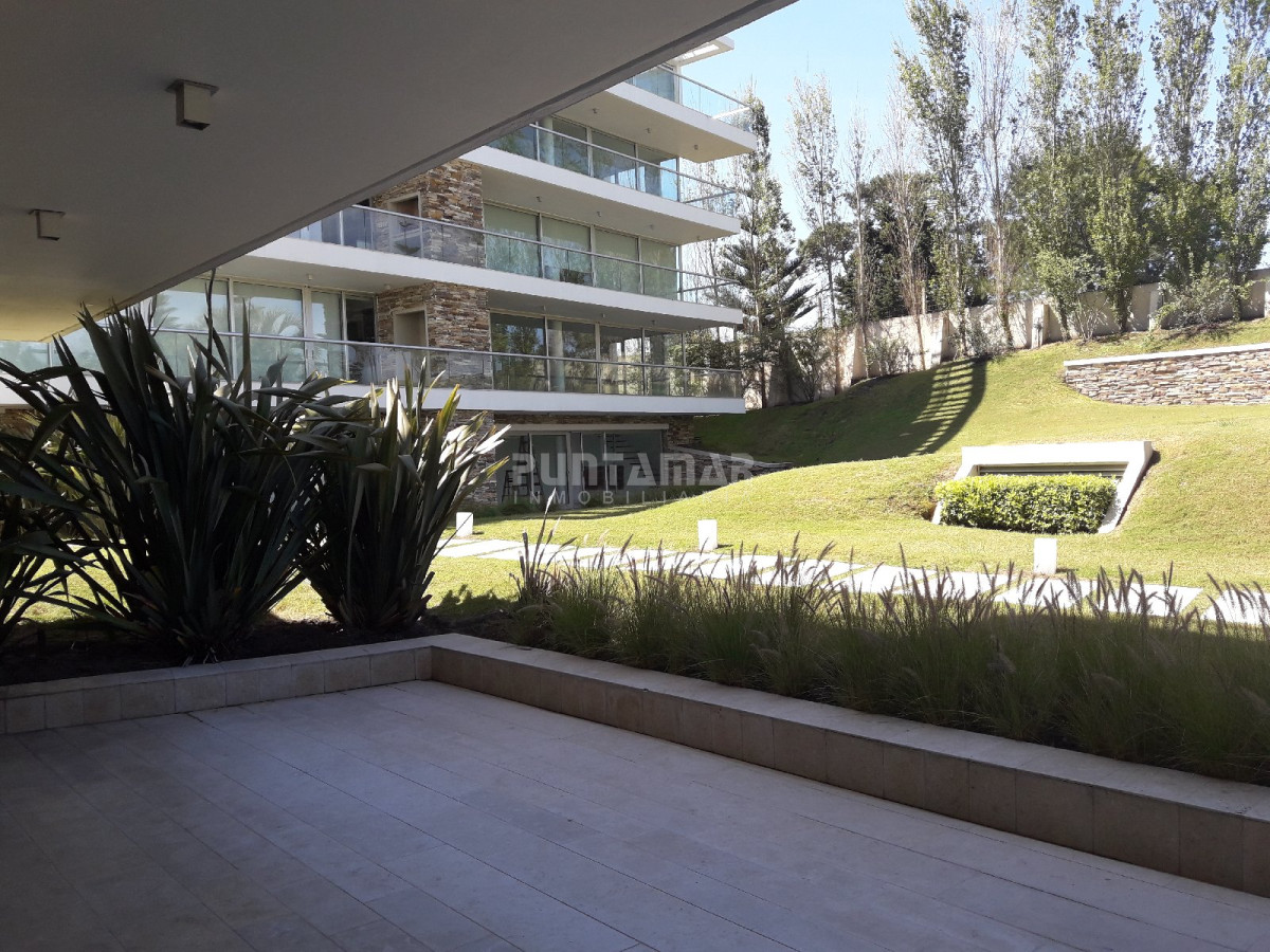 Apartamento ID.211707 - DUPLEX DE TRES DORMITORIOS, DOS TERRAZAS AMPLIAS , UNA DE ELLAS CON PARRILLERO PROPIO, UBICADO EN ZONA DE PLAYA BRAVA A METROS DEL MAR