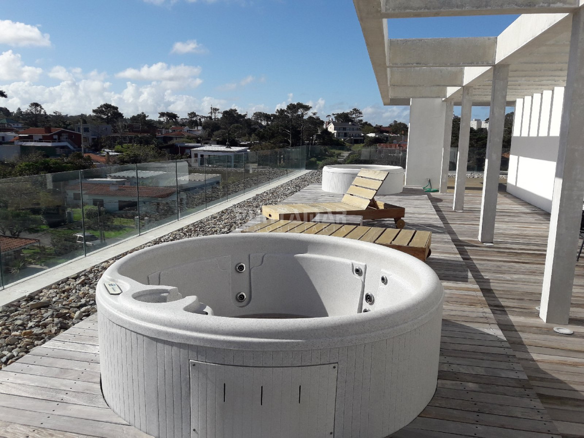 Apartamento ID.211721 - APARTAMENTO UBICADO EN ZONA DE PLAYA MANSA FRENTE AL MAR, TERRAZA AL FRENTE CON MUY BUENA VISTA HACIA LA PLAYA