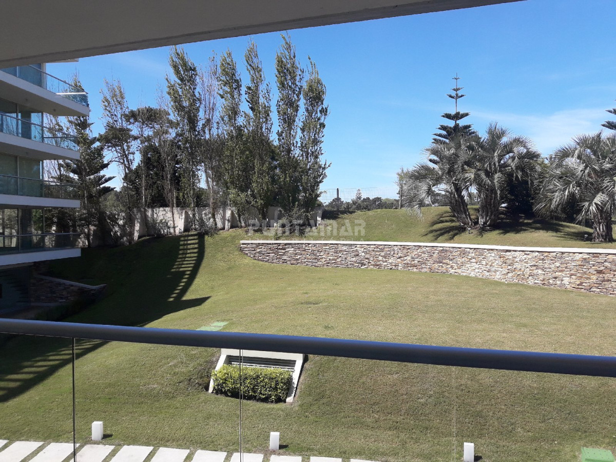 Apartamento ID.211707 - DUPLEX DE TRES DORMITORIOS, DOS TERRAZAS AMPLIAS , UNA DE ELLAS CON PARRILLERO PROPIO, UBICADO EN ZONA DE PLAYA BRAVA A METROS DEL MAR