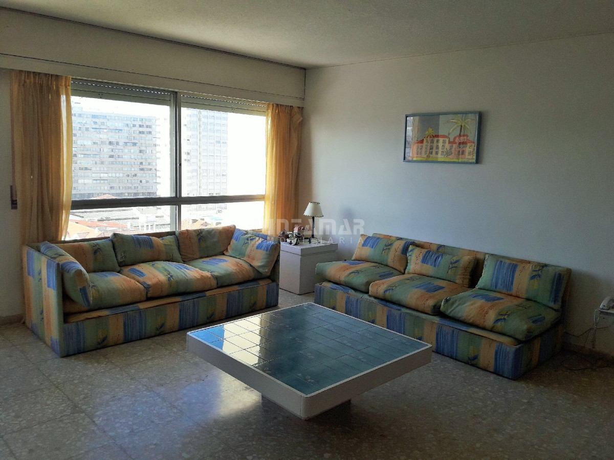Apartamento ID.211785 - AMPLIO APARTAMENTO UBICADO EN ZONA DE PENÍNSULA, DOS DORMITORIOS , UNO EN SUITE , DOS BAÑOS , Y GARAGE