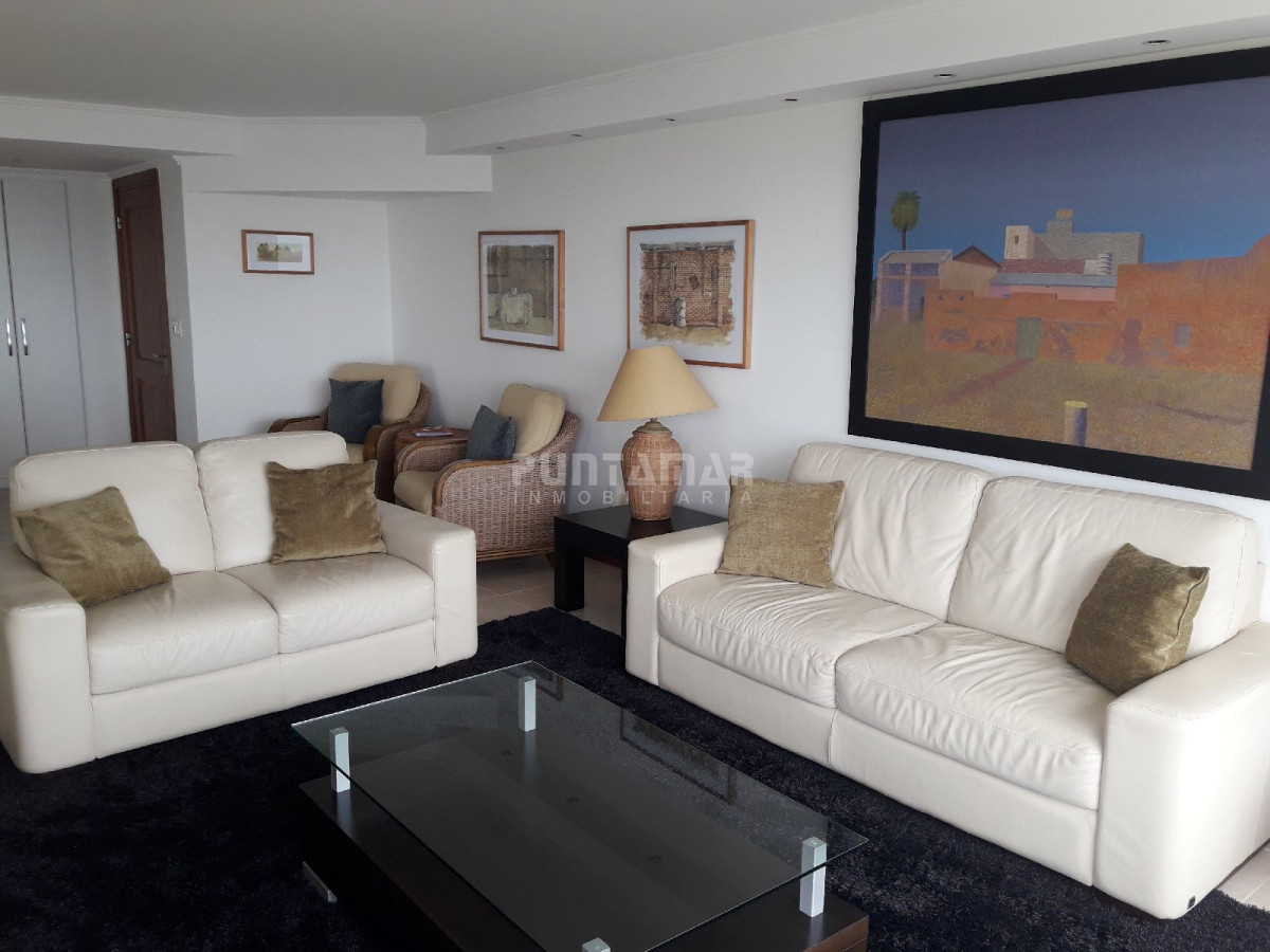 Apartamento ID.211700 - DIVINO PENTHOUSE SOBRE LA PLAYA BRAVA FRENTE AL MAR, TERRAZA DE USO EXCLUSIVO CON UN LIVING COMEDOR AMPLIO Y PARRILLERO PROPIO