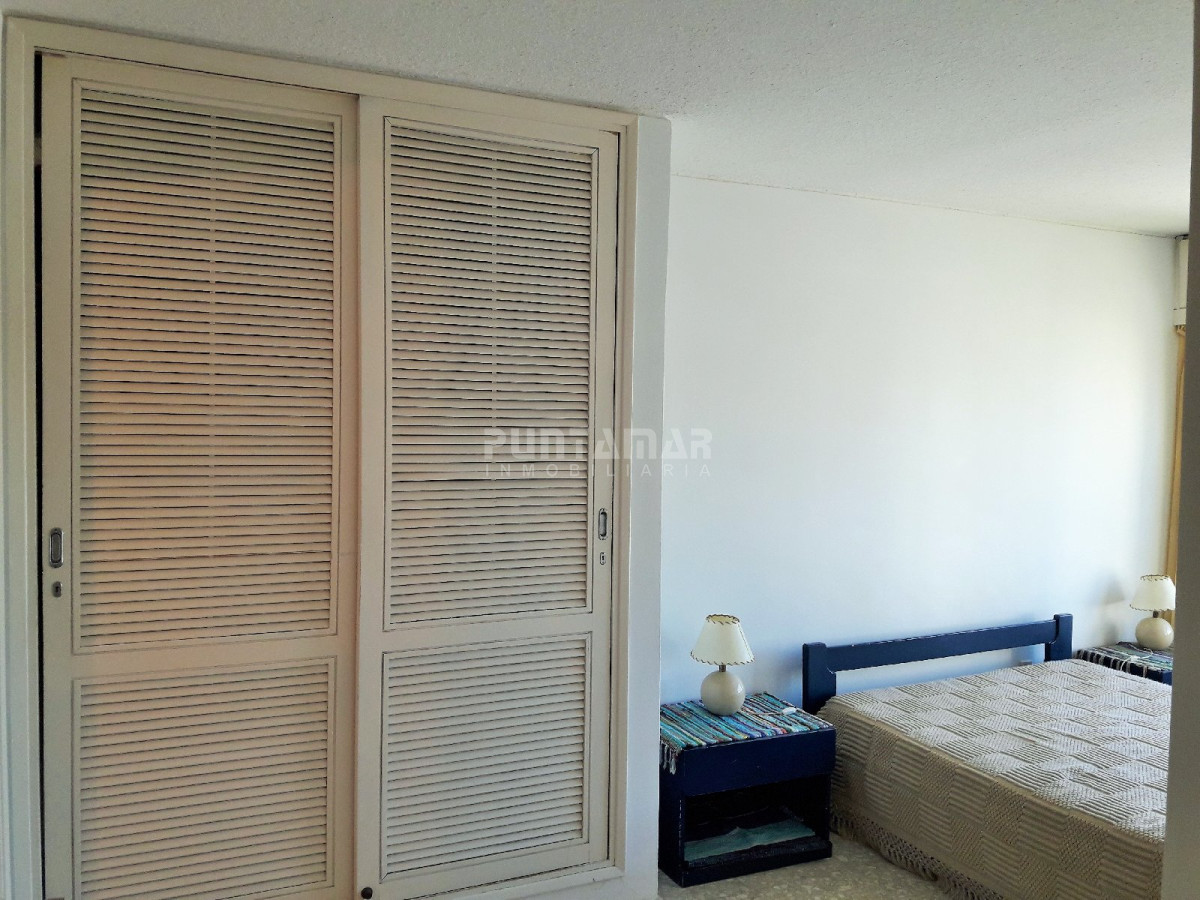 Apartamento ID.211785 - AMPLIO APARTAMENTO UBICADO EN ZONA DE PENÍNSULA, DOS DORMITORIOS , UNO EN SUITE , DOS BAÑOS , Y GARAGE