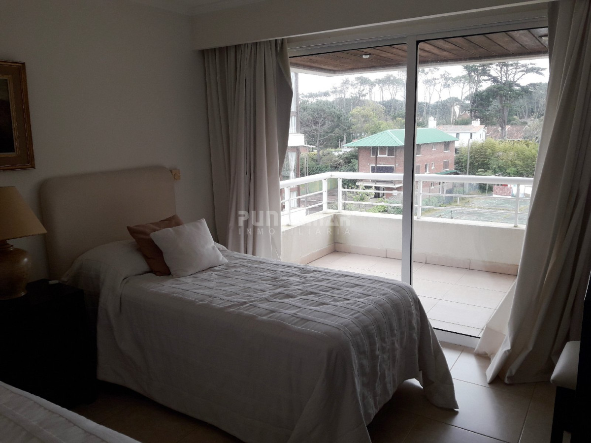 Apartamento ID.211700 - DIVINO PENTHOUSE SOBRE LA PLAYA BRAVA FRENTE AL MAR, TERRAZA DE USO EXCLUSIVO CON UN LIVING COMEDOR AMPLIO Y PARRILLERO PROPIO