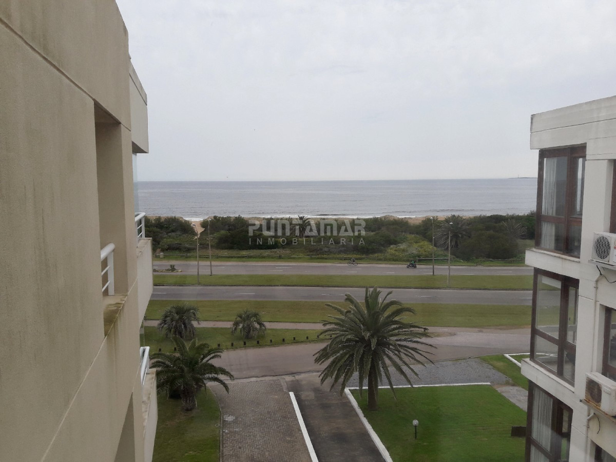 Apartamento ID.211700 - DIVINO PENTHOUSE SOBRE LA PLAYA BRAVA FRENTE AL MAR, TERRAZA DE USO EXCLUSIVO CON UN LIVING COMEDOR AMPLIO Y PARRILLERO PROPIO