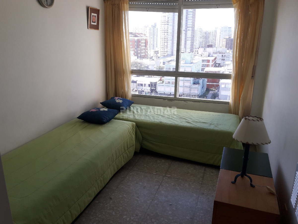 Apartamento ID.211785 - AMPLIO APARTAMENTO UBICADO EN ZONA DE PENÍNSULA, DOS DORMITORIOS , UNO EN SUITE , DOS BAÑOS , Y GARAGE