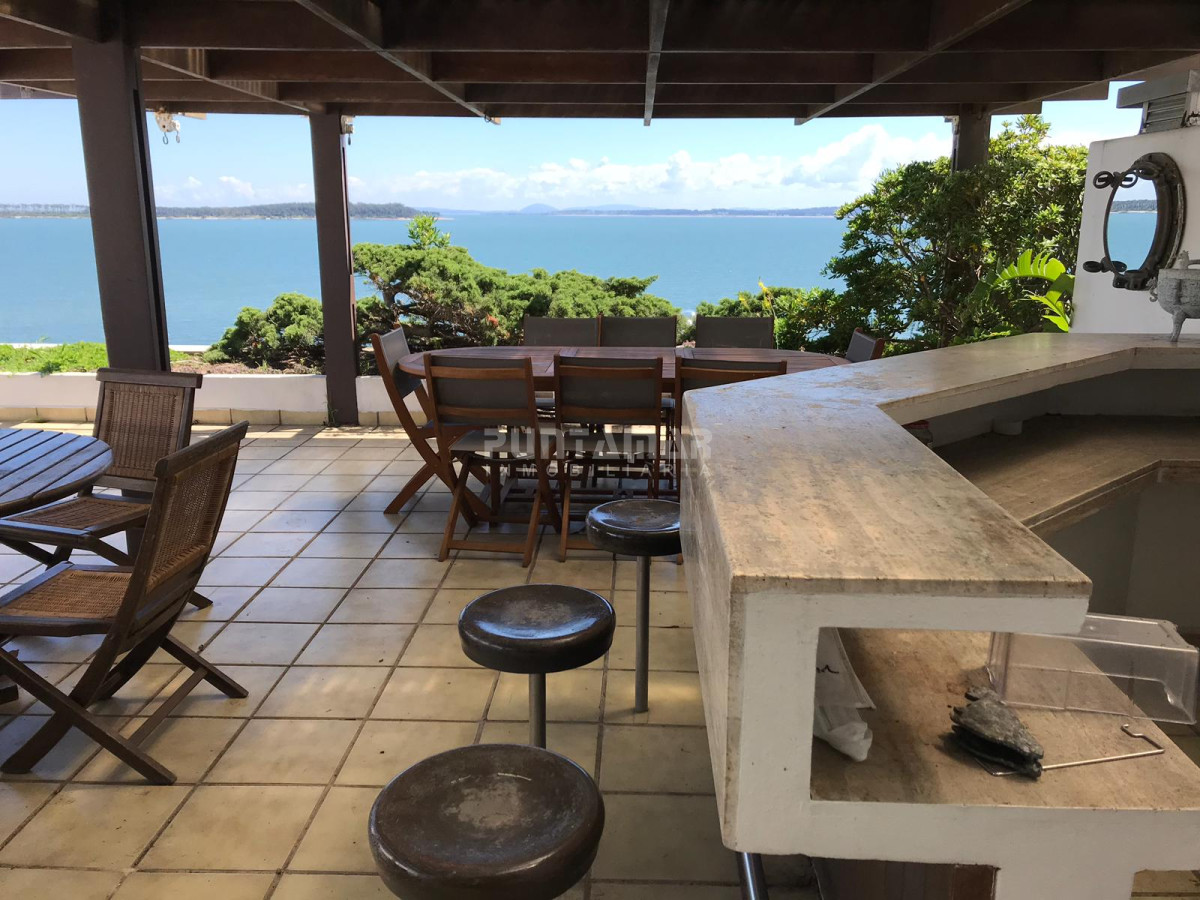 Apartamento ID.211896 - DIVINO PENTHOUSE EN PENINSULA FRENTE AL MAR , TERRAZA EXCLUSIVA CON PARRILLERO PROPIO, JACUZZI , PARA DISFRUTAR DE UNAS BUENAS VACACIONES. 