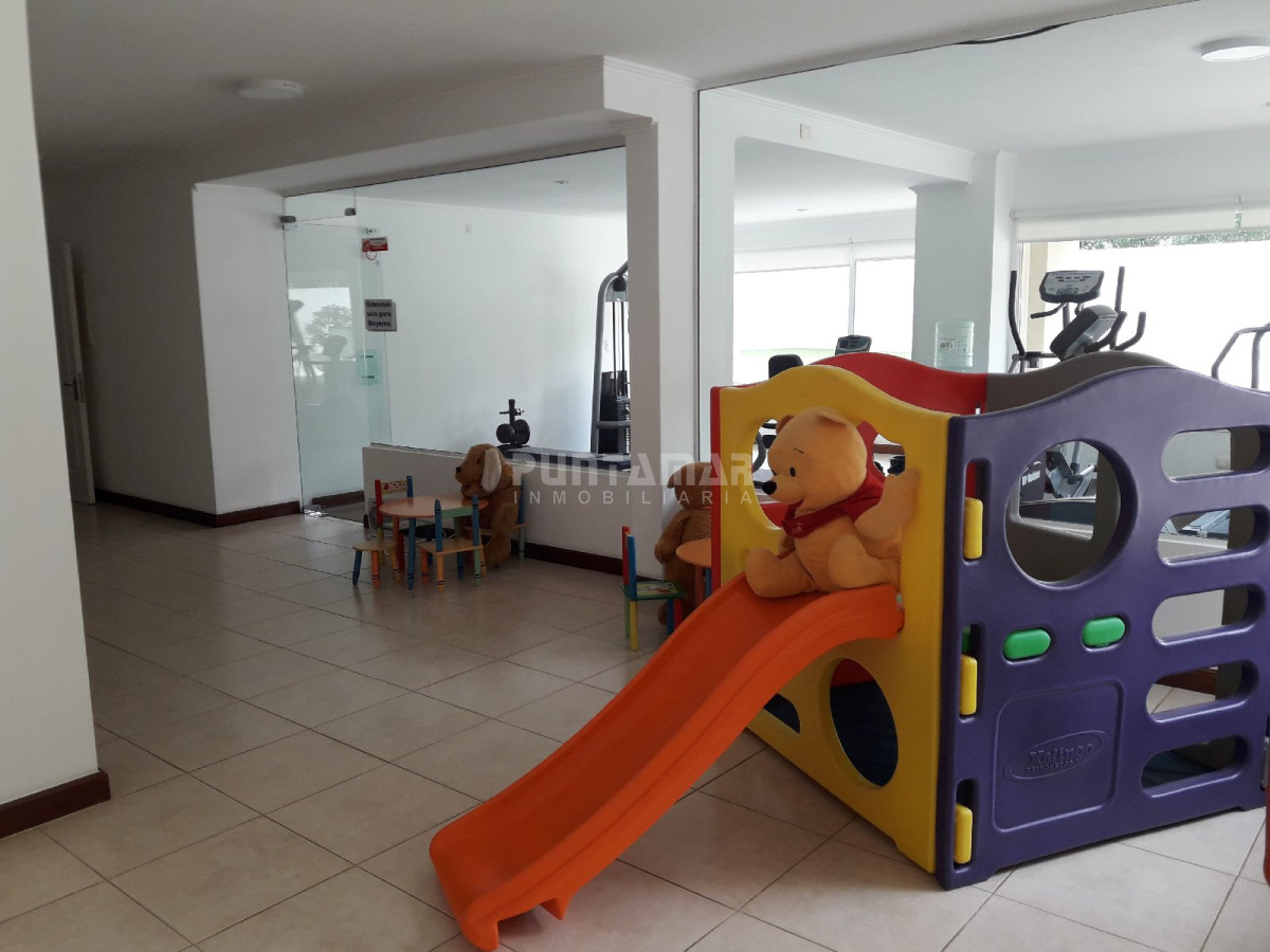 Apartamento ID.211700 - DIVINO PENTHOUSE SOBRE LA PLAYA BRAVA FRENTE AL MAR, TERRAZA DE USO EXCLUSIVO CON UN LIVING COMEDOR AMPLIO Y PARRILLERO PROPIO