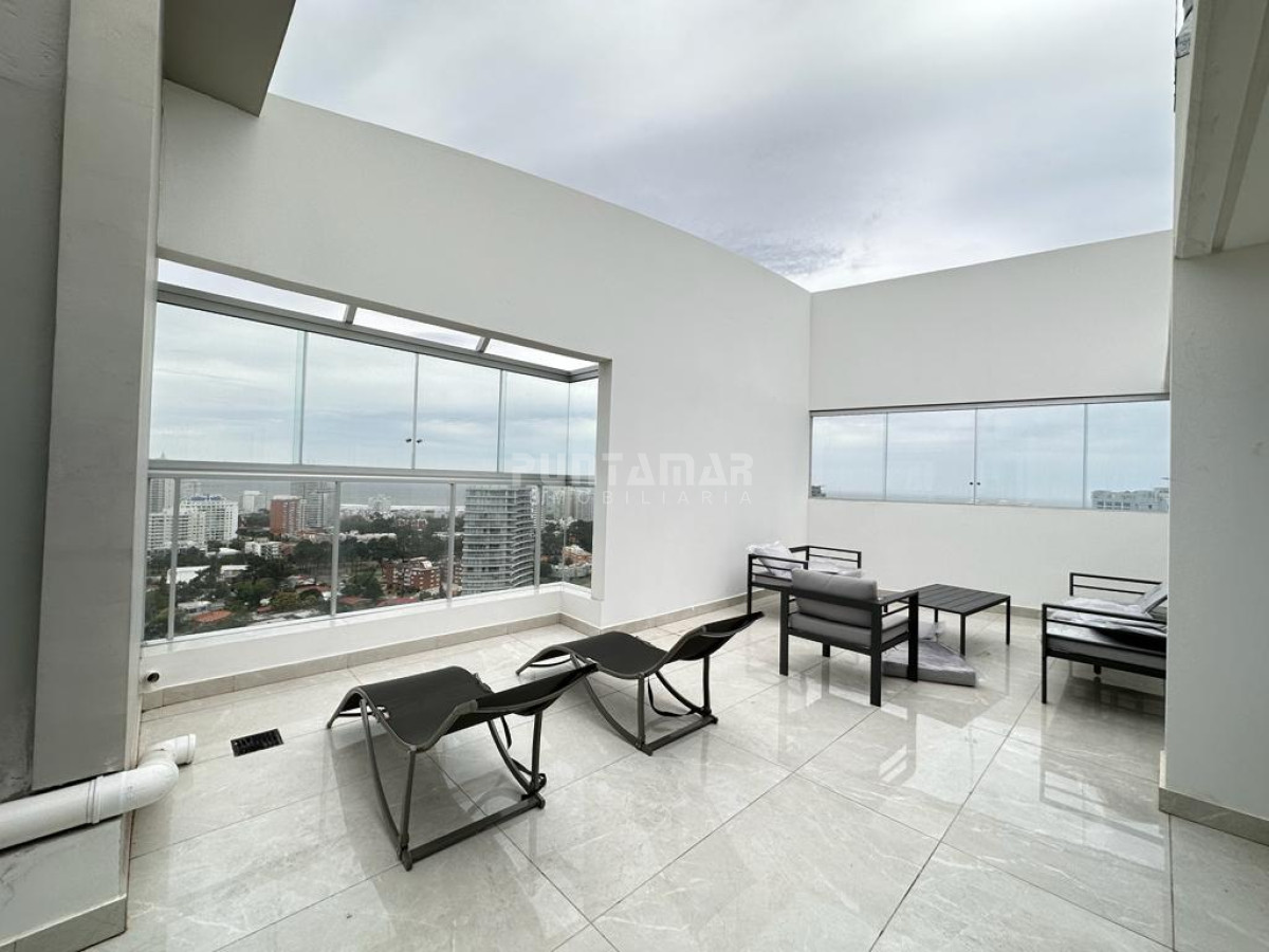 Apartamento ID.213175 - ALQUILER ESPECTACULAR PENTHOUSE EN TORRE DE CATEGORÍA EN PUNTA DEL ESTE 