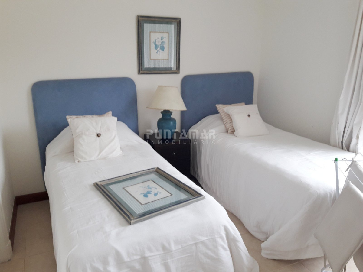 Apartamento ID.211700 - DIVINO PENTHOUSE SOBRE LA PLAYA BRAVA FRENTE AL MAR, TERRAZA DE USO EXCLUSIVO CON UN LIVING COMEDOR AMPLIO Y PARRILLERO PROPIO