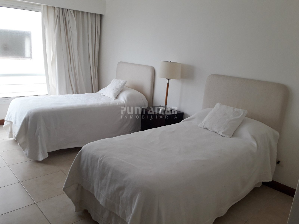 Apartamento ID.211700 - DIVINO PENTHOUSE SOBRE LA PLAYA BRAVA FRENTE AL MAR, TERRAZA DE USO EXCLUSIVO CON UN LIVING COMEDOR AMPLIO Y PARRILLERO PROPIO
