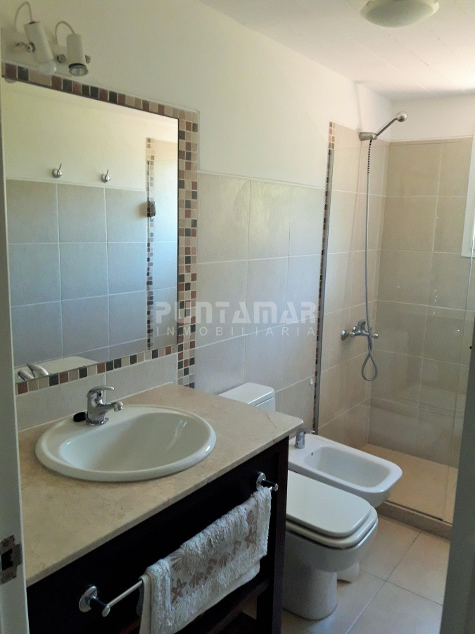 Apartamento ID.211898 - APARTAMENTO EN ALQUILER CERCA DE PLAYA BRAVA, DOS DORMITORIOS, TERRAZA COMODA CON PARRILLERO PROPIO, PISCINA DE USO COMUN , COCHERA Y PORTERIA.